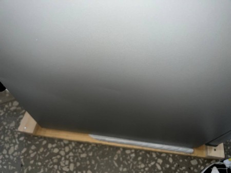 холодильник бирюса 108м металлик, царапины и сколы, мотор сорван с подушек, верхняя крышка оторвана 