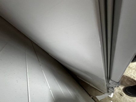 холодильник hotpoint hbt 20i inverter (встраиваемый)№1,вмятина сверху и спрва сбоку