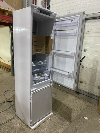 холодильник beko bcna 306e2s (встраиваемый), вмятина в верхней части