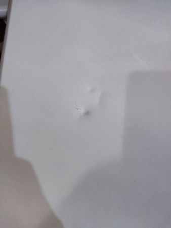 морозильник бирюса 215 k-b, замята и поцарапана дверь, царапины по корпусу, нет заглушки 