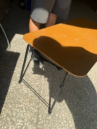 стол ника пст (мдф),потертости по бокам , сбиты углы 