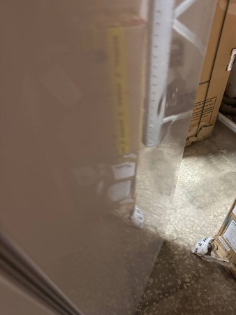 морозильник indesit dsz 5175 вмятины и царапины по бокам, содрана краска 