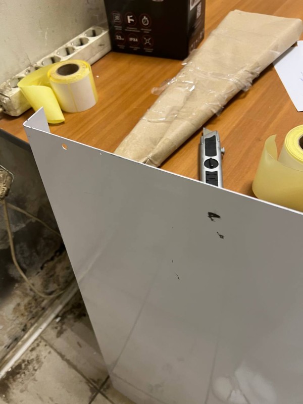 Козырек сборный 900*560, замятия и царапины, содрана краска на корпусе