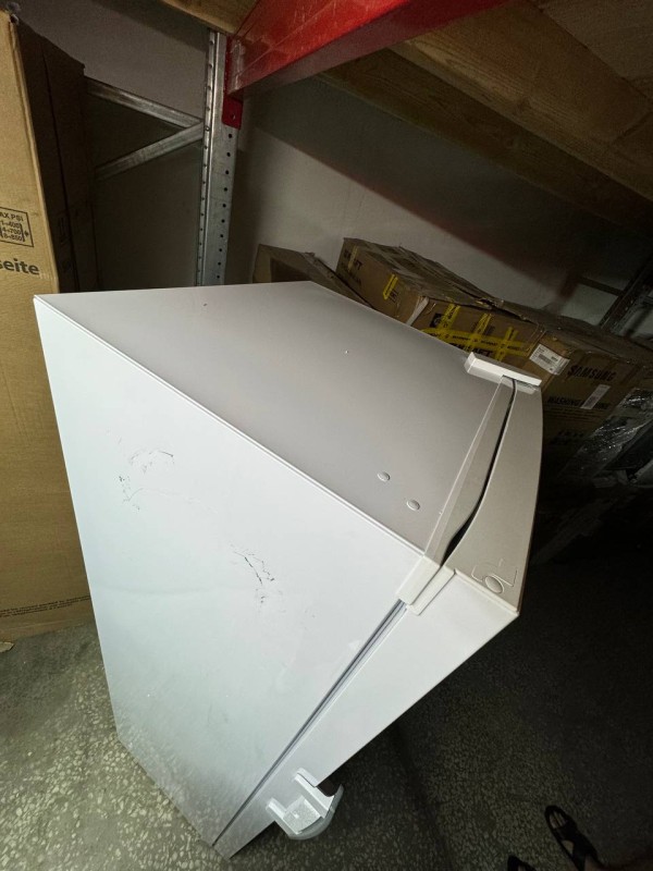 Морозильник Indesit DSZ 5175 вмятины и царапины по бокам, содрана краска 