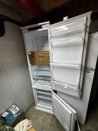 холодильник hotpoint hbt 20i inverter (встраиваемый)№1,вмятина сверху и спрва сбоку