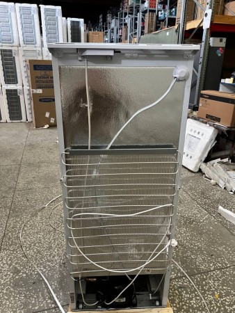 холодильник бирюса 6 белый, вмятины сбоку и спереди, стерта краска на дверце