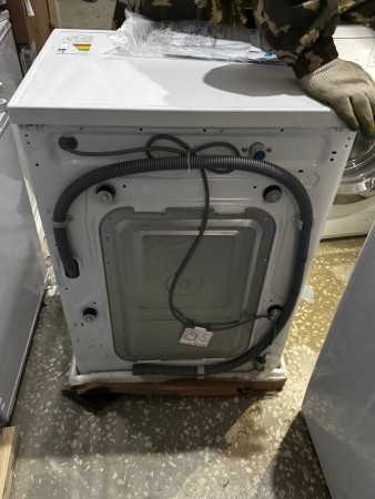 стиральная машина lg f2j3ws1w steam-,царапины и потертости , замятие снизу 