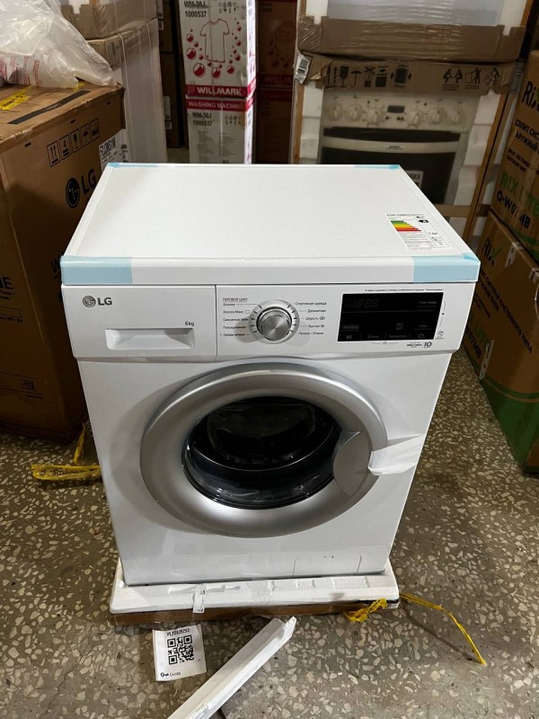 Стиральная машина LG F2J3NS1W SpaSteam-,вмятина сверху слева