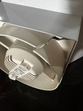 вытяжка gefest вв 1 белый, вмятина на корпусе, трещина на пластике