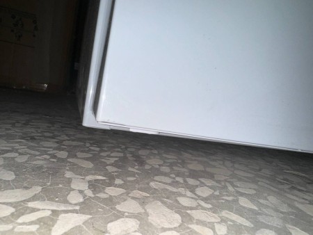 морозильник бирюса 6047sn белый, вмятина сверху , стерта краска на лицевой стороне, нет ножки