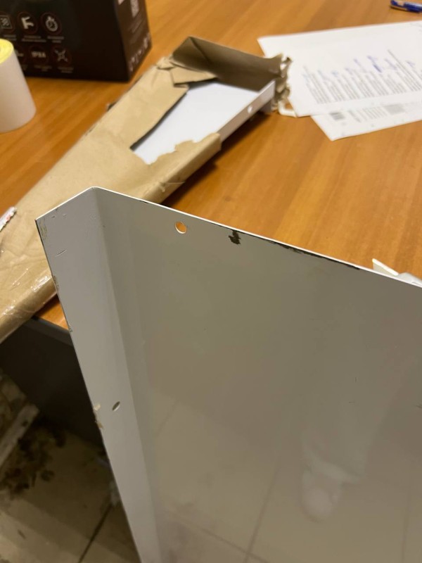 Козырек сборный 900*560 , замятия и царапины, содрана краска на корпусе