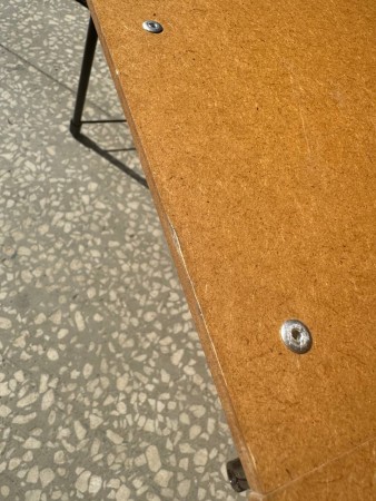 стол ника пст (мдф),потертости по бокам , сбиты углы 