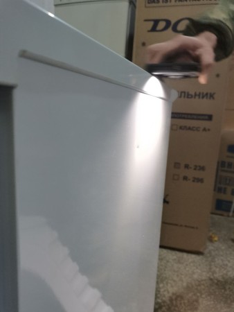 морозильник pozis 109-2 w белый, замятия по корпусу, отходит нижняя планка