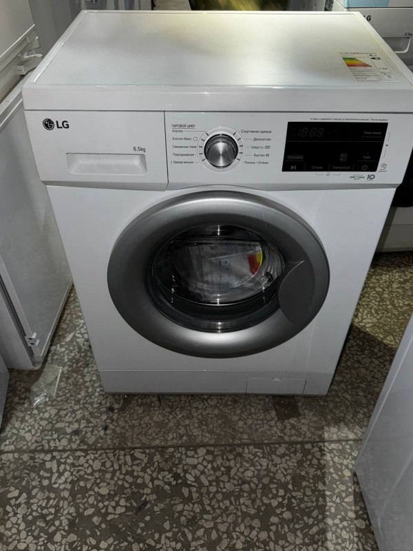 Стиральная машина LG F2J3WS1W Steam- дефект передней панели, исправна , замятия корпуса