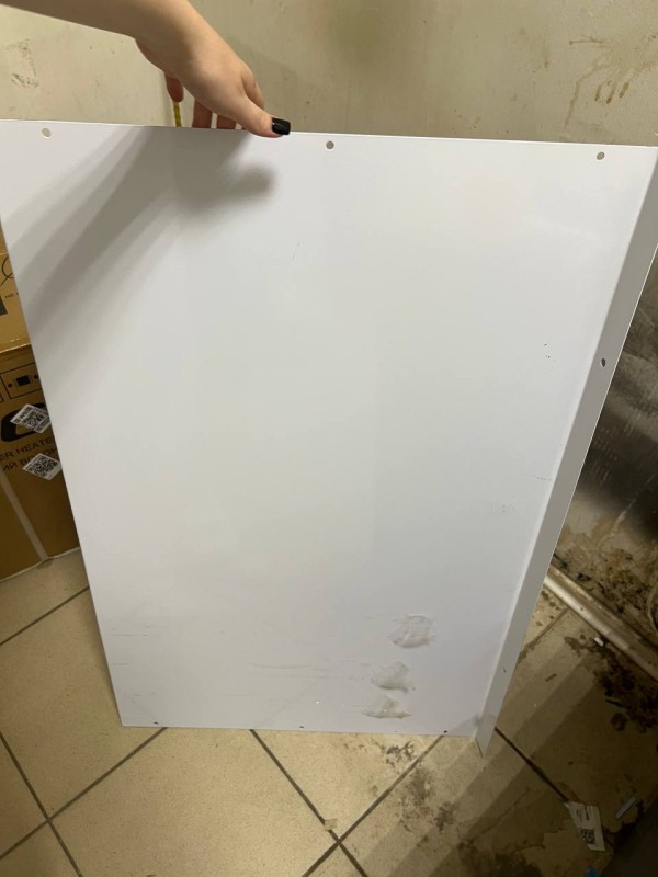 Козырек сборный 900*560, замятия и царапины, содрана краска на корпусе