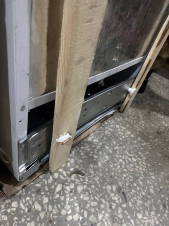 морозильник pozis fh-258-1, точечные вмятины по корпусу, вмятины, потертости , нет ножки