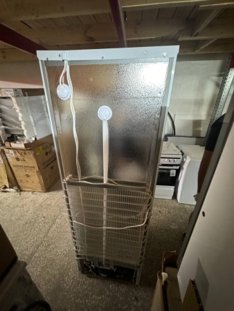 морозильник бирюса 6047sn белый, вмятина сверху , стерта краска на лицевой стороне, нет ножки