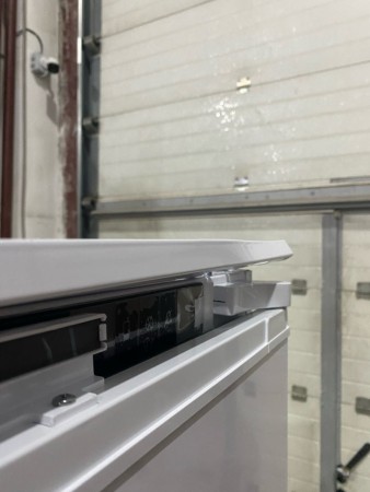 холодильник beko bcna 306e2s (встраиваемый), вмятина в верхней части