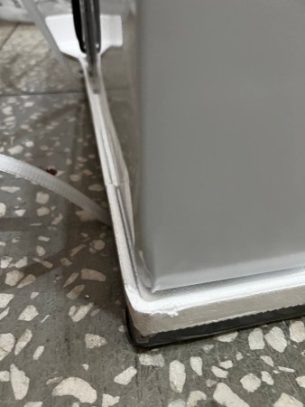 холодильник бирюса 6 белый, вмятины сбоку и спереди, стерта краска на дверце