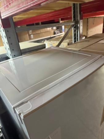 морозильник бирюса 6047sn белый, вмятина сверху , стерта краска на лицевой стороне, нет ножки