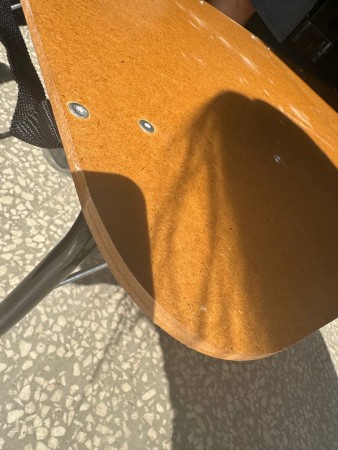 стол ника пст (мдф),потертости по бокам , сбиты углы 