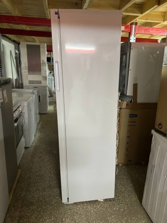 морозильник бирюса 6047sn белый, вмятина сверху , стерта краска на лицевой стороне, нет ножки