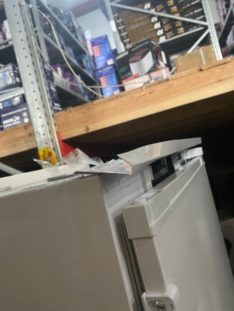 холодильник hotpoint hbt 20i inverter (встраиваемый), вмятина с верху