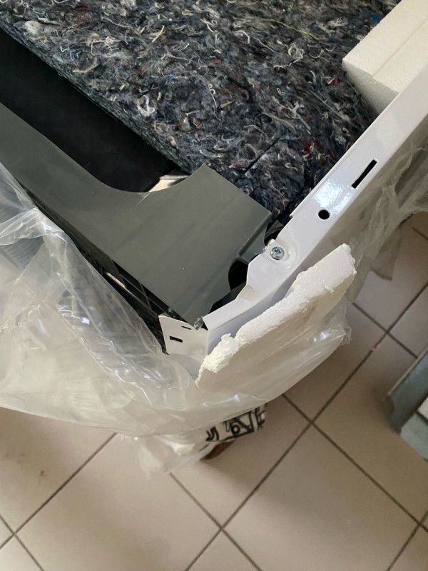 Посудомоечная машина Beko BDIN16520 Inverter, вмятая боковина , сломан пластик в верхней части 