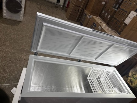 морозильник pozis fh-258-1, точечные вмятины по корпусу, вмятины, потертости , нет ножки