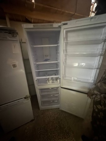 холодильник бирюса 960nf белый, после ремонта , работает , вмятины точечные и царапины корпуса 