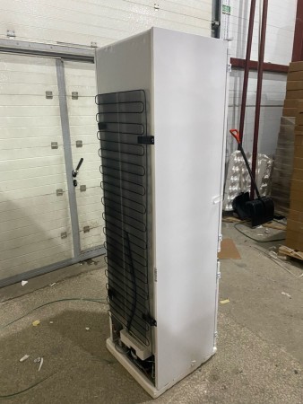 холодильник beko bcna 306e2s (встраиваемый), вмятина в верхней части