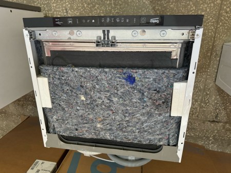 посудомоечная машина beko bdin16520 inverter, нет упаковки, замятие с боку, царапины на корпусе