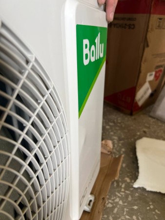 сплит-система ballu bsagi-09hn8 i-green pro dc inverter r32  внешний  блок мятый ,точки на решетке