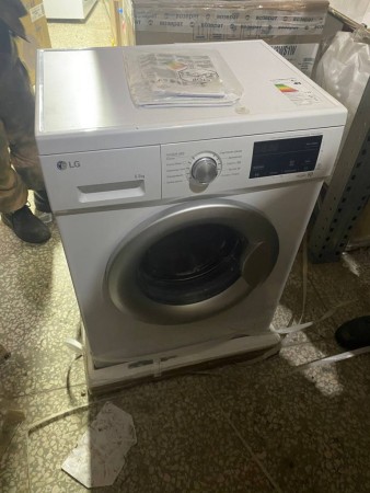 стиральная машина lg f2j3ws1w steam-,царапины и потертости , замятие снизу 