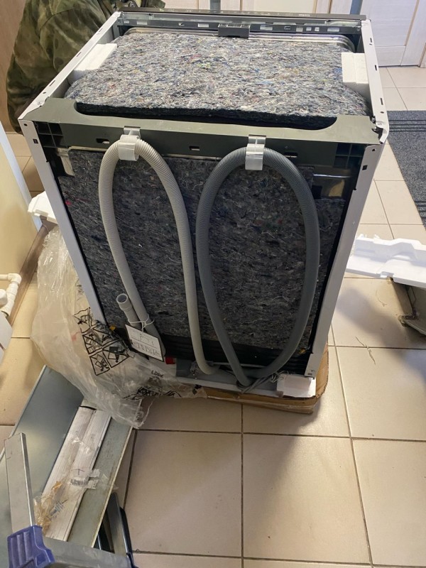 Посудомоечная машина Beko BDIN16520 Inverter, вмятая боковина , сломан пластик в верхней части 