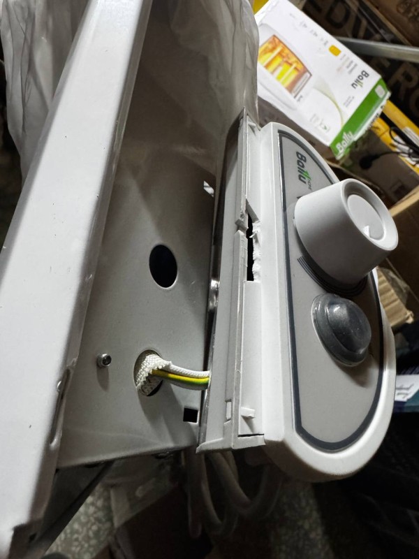 Конвектор Ballu BEC/EZMR-1500 Enzo, отломлено крепление блока управления, замятия и потертости основ