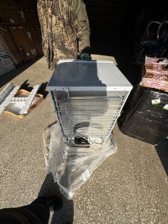 морозильник бирюса 6048 белый, нет упаковки, волны сбоку, не плотно прилегает уплотнительная резинка