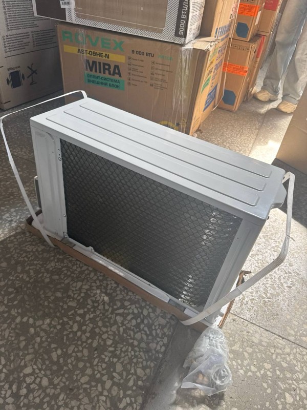 Сплит-система Newtek NT-65CHG09, потертости на внутр.блоке, потертость с содранным покрытием до осно