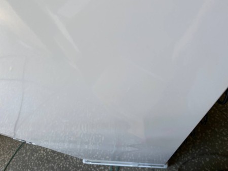 холодильник hotpoint hbt 20i inverter (встраиваемый), вмятина справа сверху, сзади стерто до металла