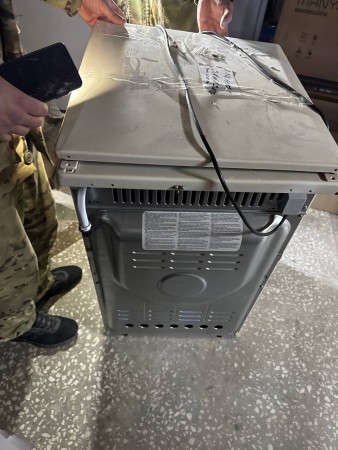 газовая плита gefest 5100 02 0186 кремовый, нет переключателей, царапины, вмятины, содрана краска