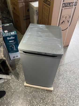 холодильник бирюса 108м металлик, царапины и сколы, мотор сорван с подушек, верхняя крышка оторвана 