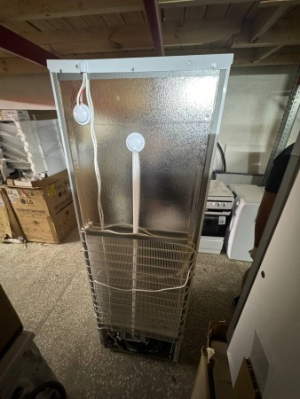 морозильник бирюса 6047sn белый, вмятина сверху , стерта краска на лицевой стороне, нет ножки