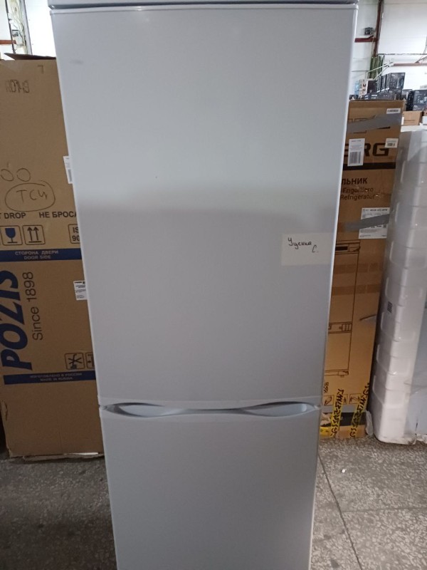Холодильник Atlant ХМ 6023-031, скол на лицевой части, потертости на правой стороне