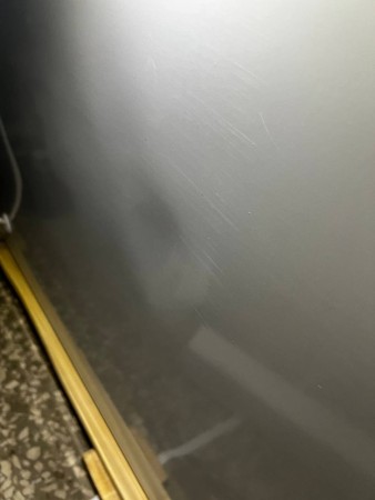 морозильник бирюса 355 kx, точечные вмятны по корпусу , замятие решетки, царапины
