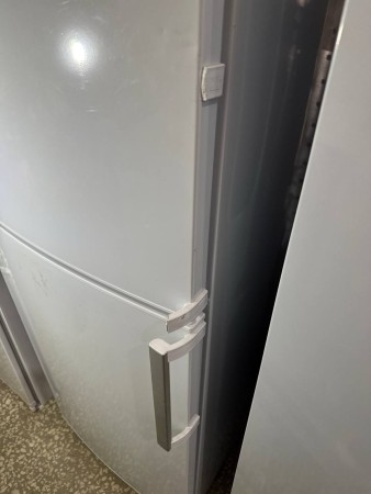 холодильник atlant хм 4423-000 n, нет ручки, б/у, замятия и царапины по всему корпусу