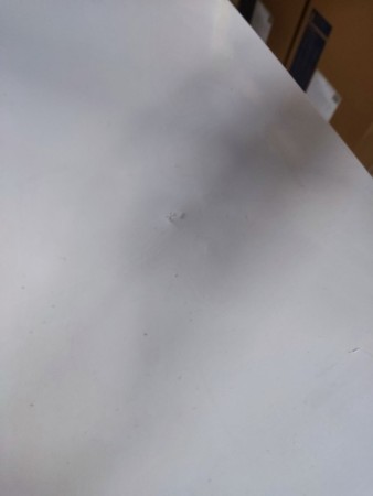 морозильник бирюса 215 k-b, замята и поцарапана дверь, царапины по корпусу, нет заглушки 