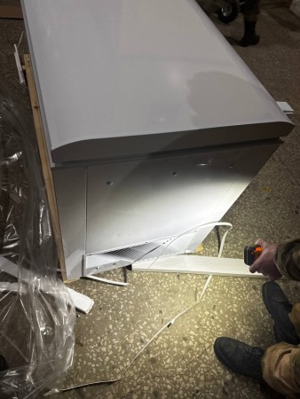 морозильник pozis fh-258-1, точечные вмятины по корпусу, вмятины, потертости , нет ножки