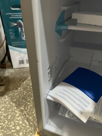холодильник бирюса 108м металлик, царапины и сколы, мотор сорван с подушек, верхняя крышка оторвана 
