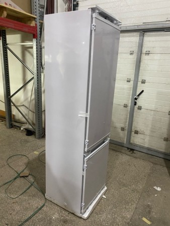 холодильник beko bcna 306e2s (встраиваемый), вмятина в верхней части