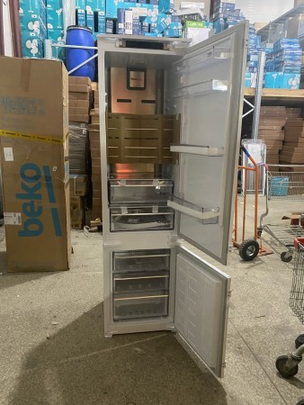 холодильник beko bcna 306e2s (встраиваемый), погнута верхняя часть крепления